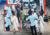 Girl-threatens-worker-petrol-pump-up