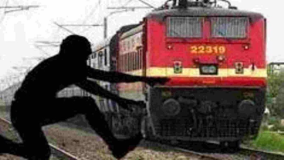 A boy commits suicide by jumping in front of a train in anger