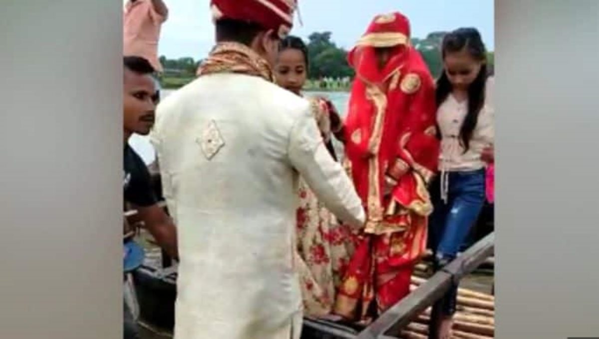 Bihar Groom Lifts Newly Wed Bride on His Shoulder