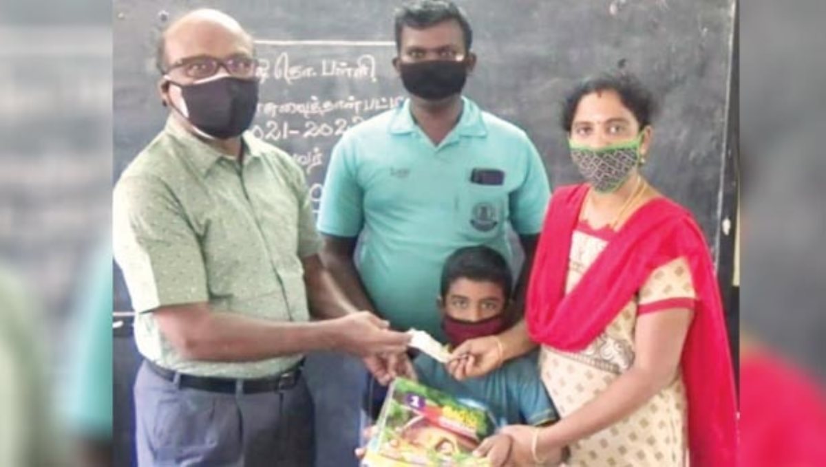 School head master gives 1000 to students