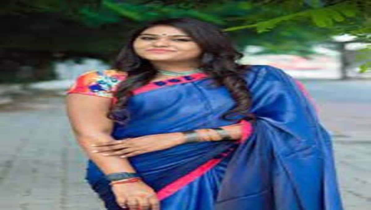 athithya-anchor-married-a-police-officer