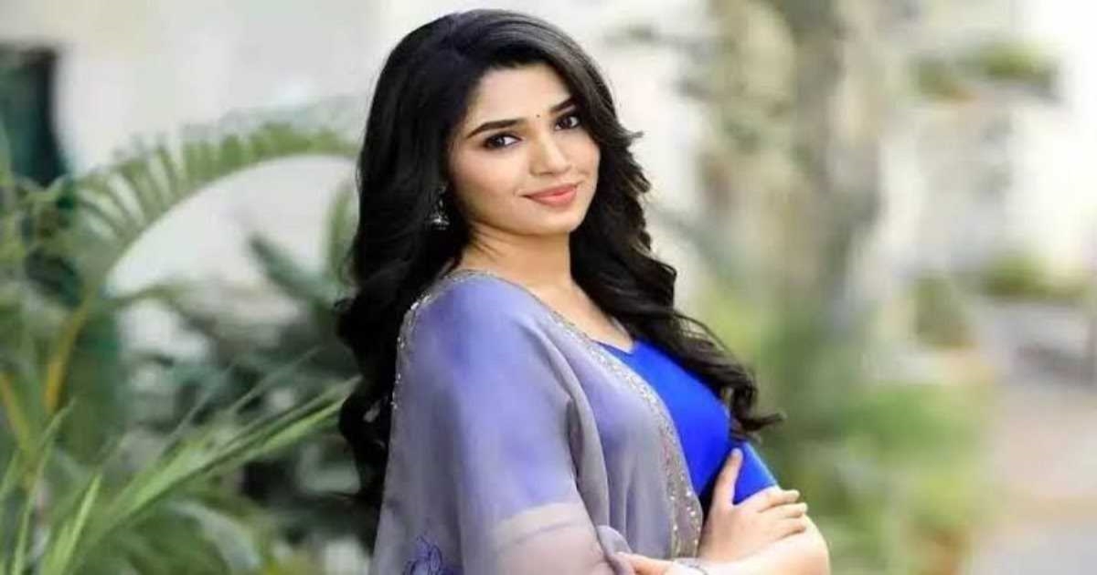 actress-krithi-shetty-hot-photos-7au6u3
