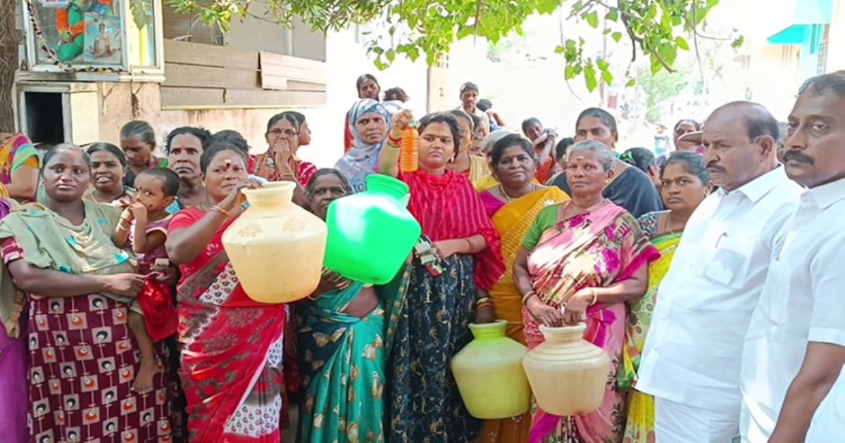Unsanitary drinking water.. Women are protesting with empty jugs for drinking water.. Officials are complacent.!