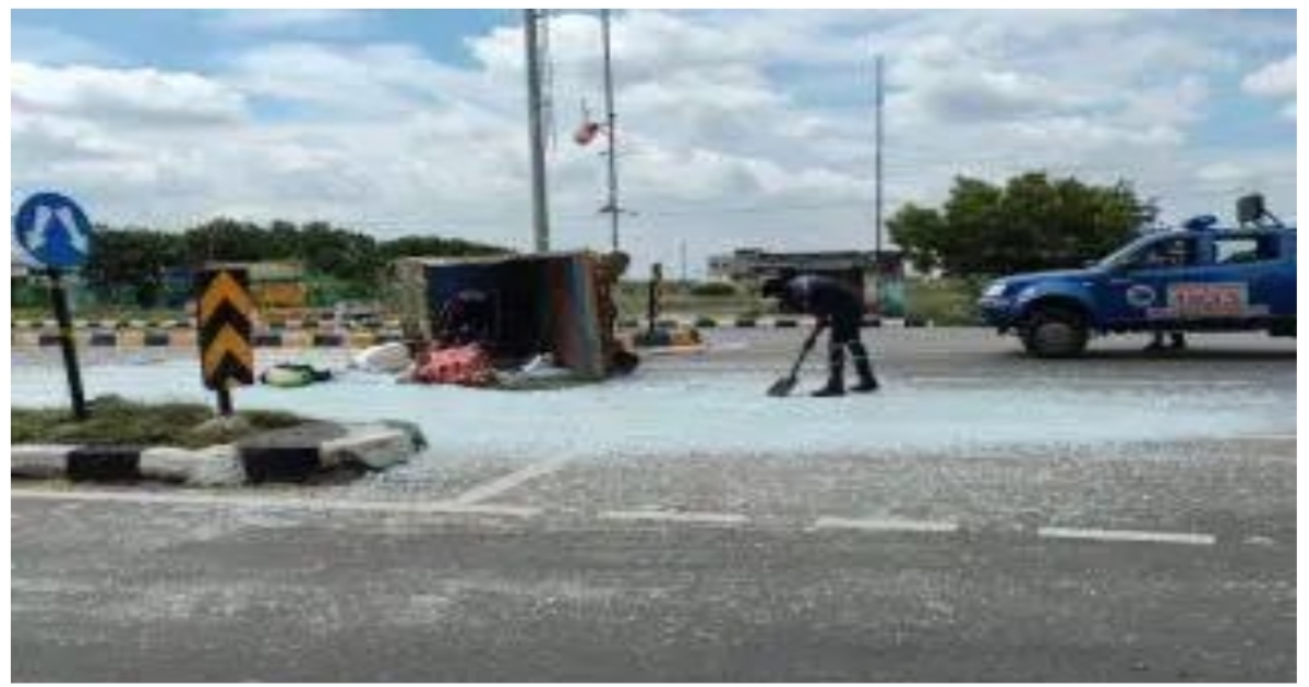 A mini lorry that was going to deliver glass met with an accident ..5 people were injured..!