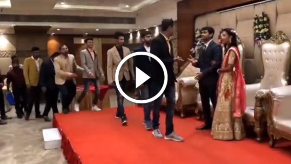 groom-friends-funny-moments-at-marriage-stage