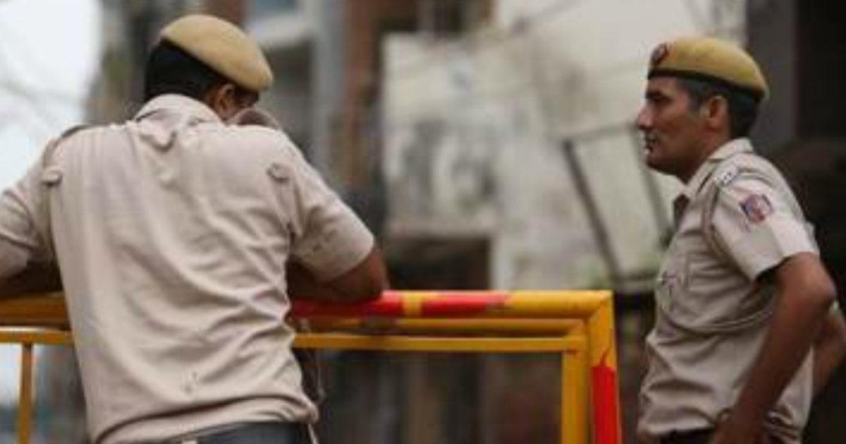 women-head-constable-husband-attacked-and-cell-phone-sn