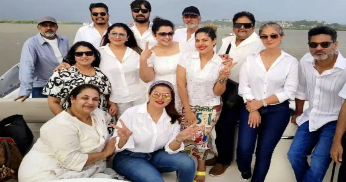 90s-stars-sea-party-meena-shares-photos