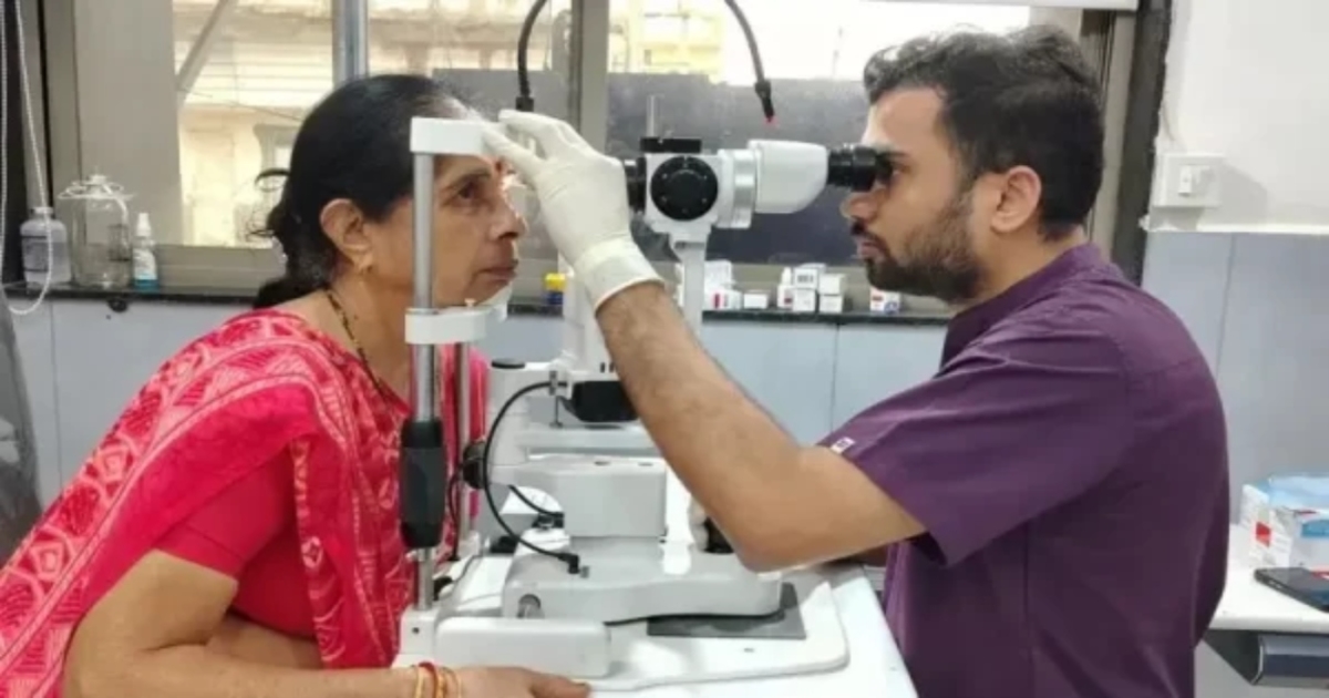 surat-woman-eyelashes-parasite-removal