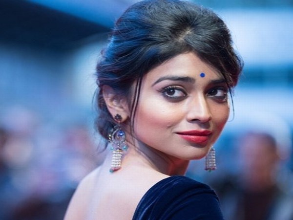 Actress Shreya, who once again rode on glamorous dress! Teasing fans!