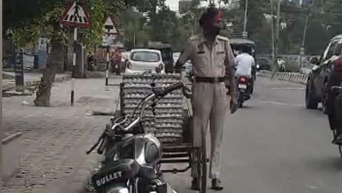 Panjab police stolen egg road side viral video