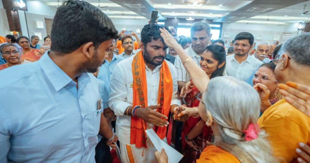 annamalai-went-to-an-old-age-home-and-took-the-blessing