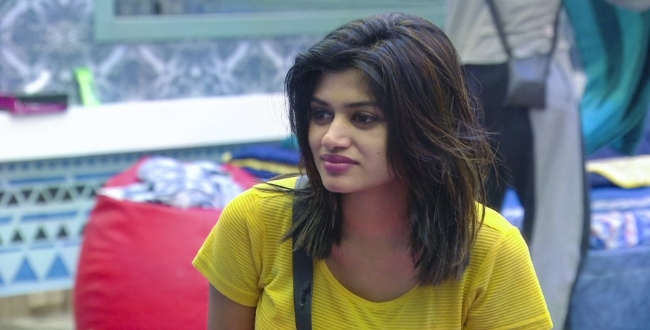 oviya-would-like-to-watch-90-ml-movie-with-fans