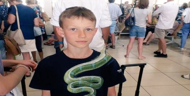 10 years old boy refused to enter into flight because of his shirt