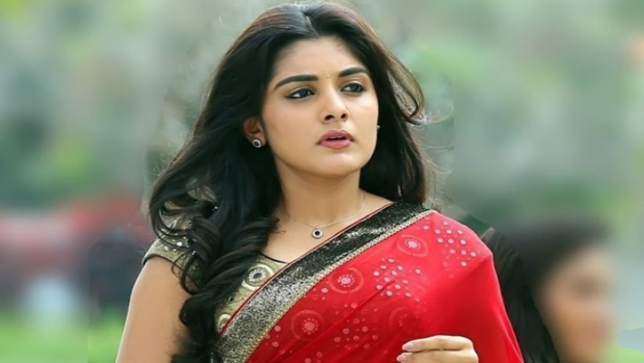 Ravi teja romance with 22 years old tamil actress nivetha thomas