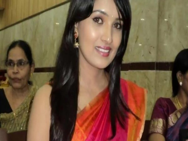 actress-vani-bhojan-new-stills