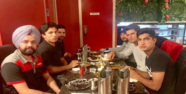 pakistani-cricketers-and-taxi-driver-together-on-dinner