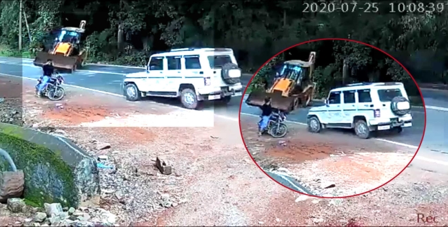Kerala car and jcb accident viral video
