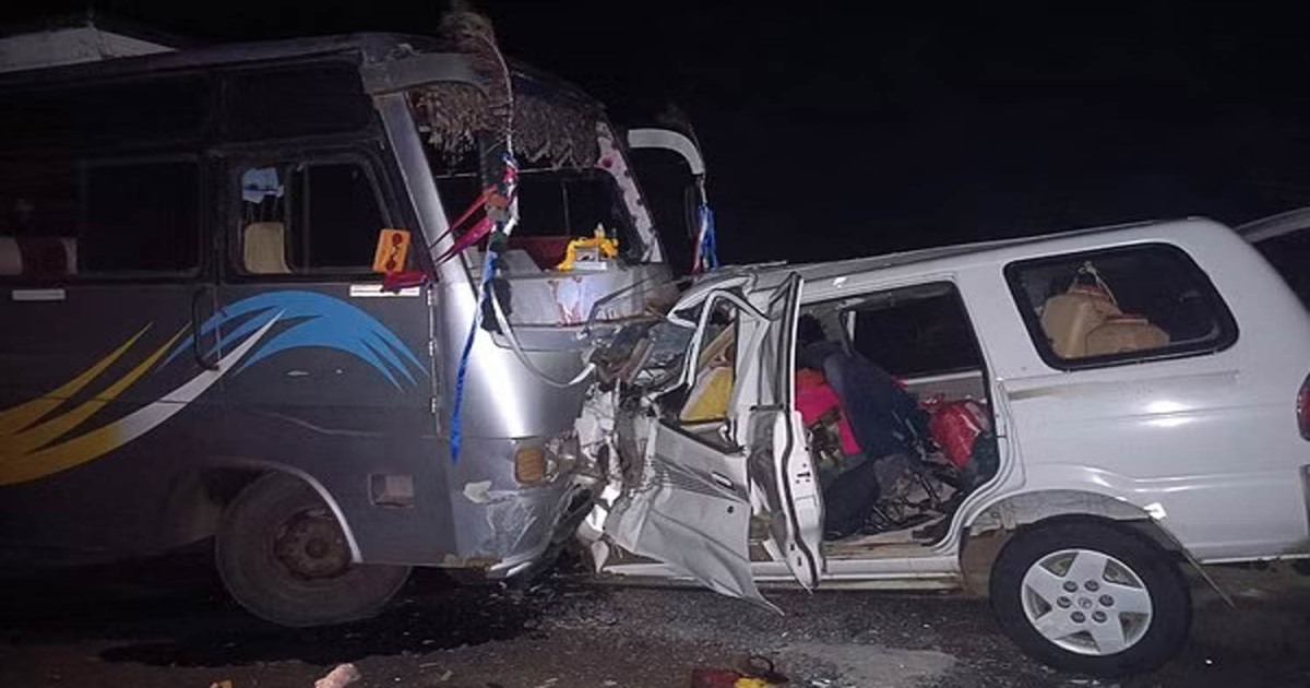 bus-car-accident-11-dead