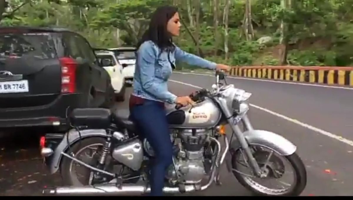 actress shreddha srinath fall down while driving bullet