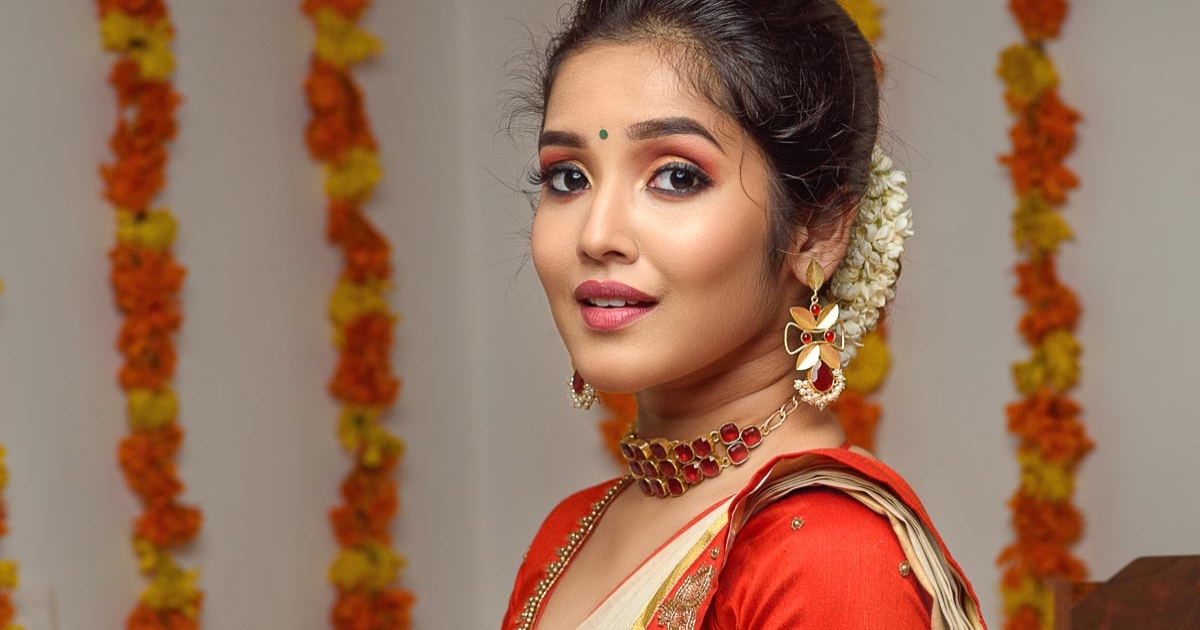 Actress Anikha Surendran looks like senior actress photo goes viral