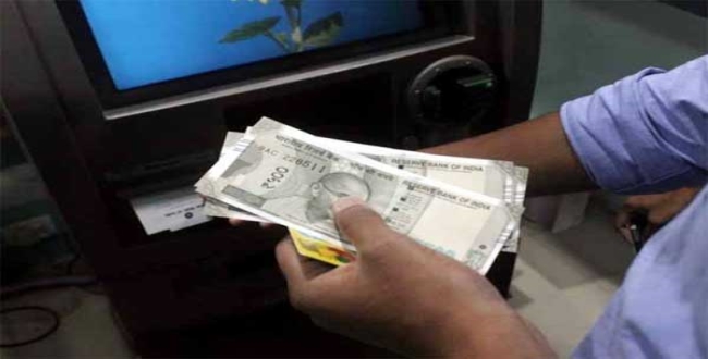 20000 rupees cash left in ATM man handover to police