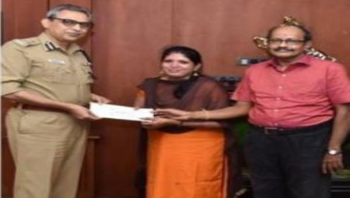 The woman who handed over the money at the ATM center to the polic