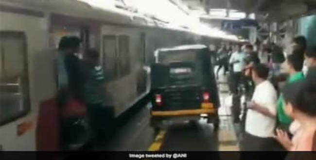 Auto driver drive on platform to help pregnant lady