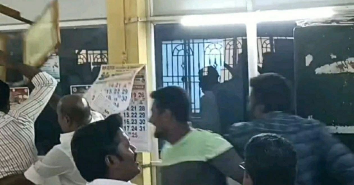 admk-dmk-counsellors-engaged-in-a-brawl-during-panchaya