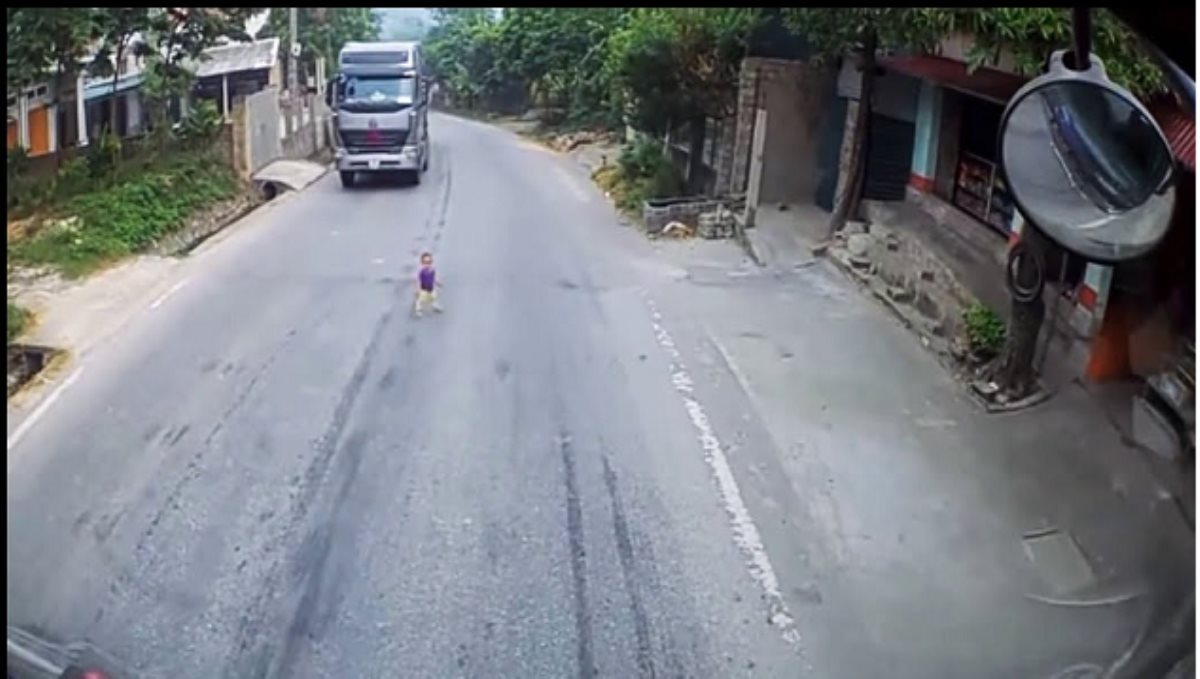 Baby Runs onto Road video viral