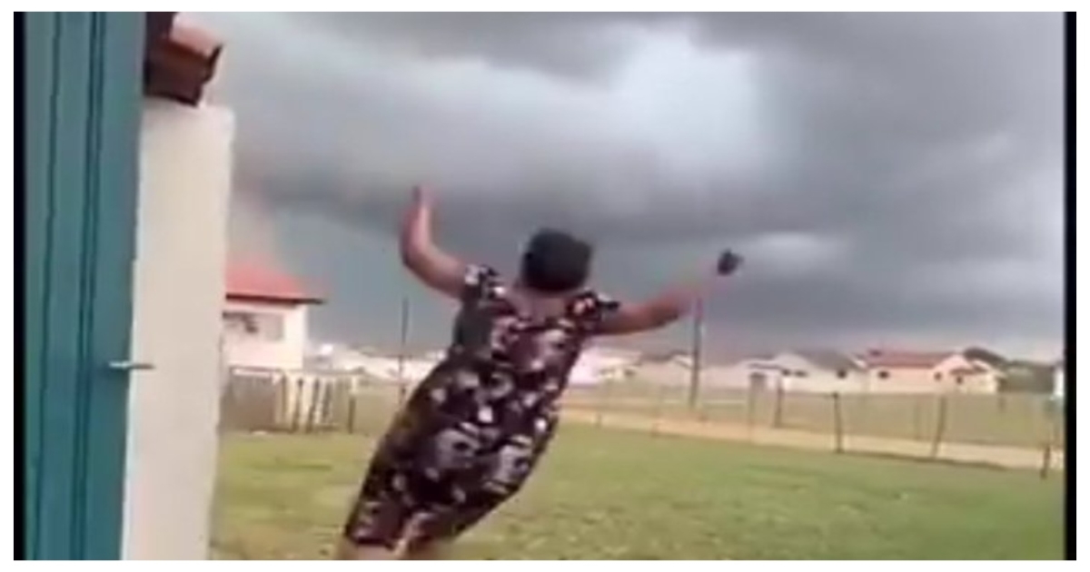 woman-lifted-by-cyclone-viral-video