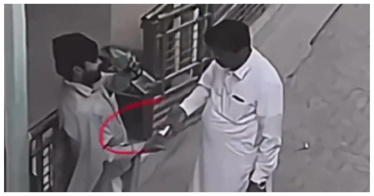 pakistan-cctv-scam-funny-reaction-viral-video