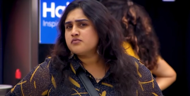 all contestants target vanitha in bigboss