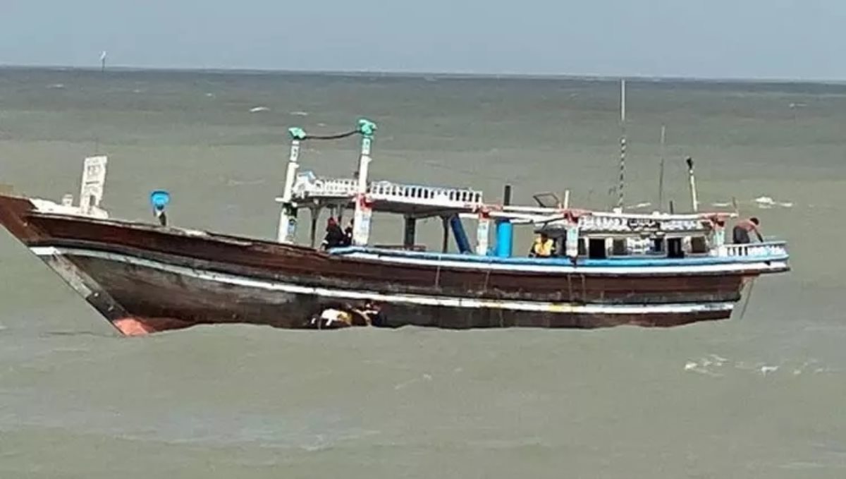 pakistani-boat-trespassing-on-indian-border-with-drugs