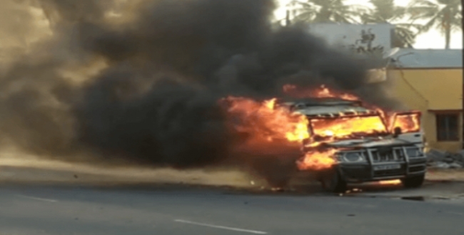 car-burning-in-road-near-karur-highways