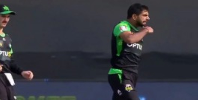 pakistan bowler getting emmotion