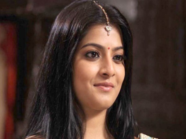 varalakshmi-sarathkumar-now-turns-as-a-vj