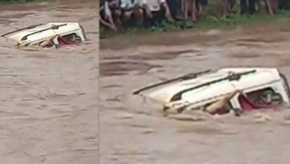 car fall into a river in maharashtra