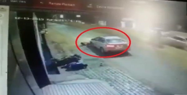 car dragged two wheeler in chattisgar