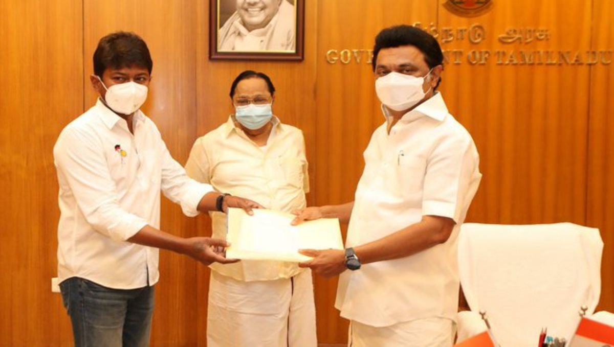 udhayanithi submitted relief fund to mk Stalin 