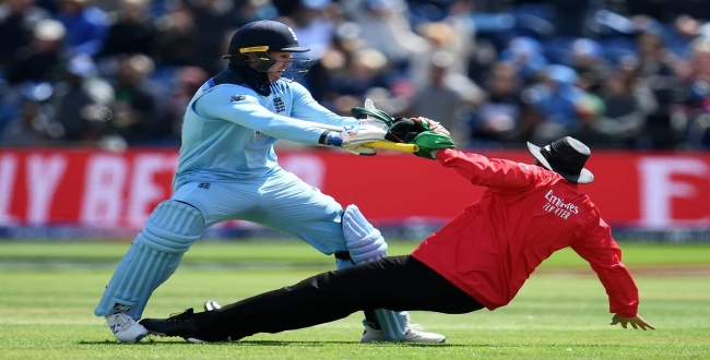 Jason roy crashed umbire while crossing the field