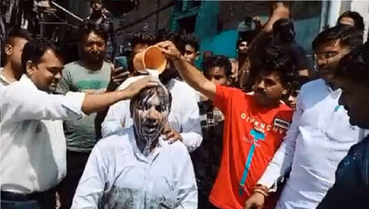 Delhi Aam Adhmi Party Counselor Cleaning Sewage Peoples Gives Applause and Milk Bath