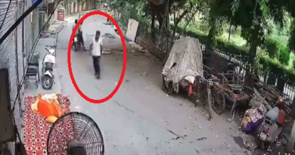 delhi-modern-town-pedestrian-attacked-by-man