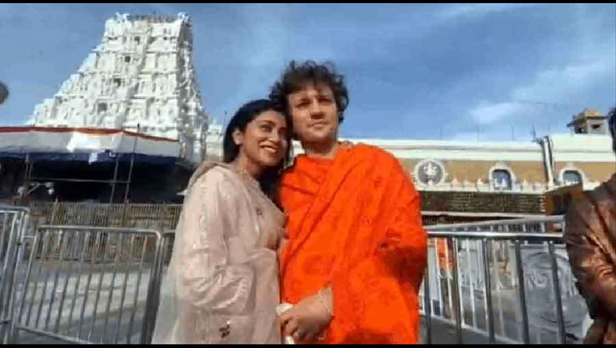 shreya with husband at thirupathi photo viral