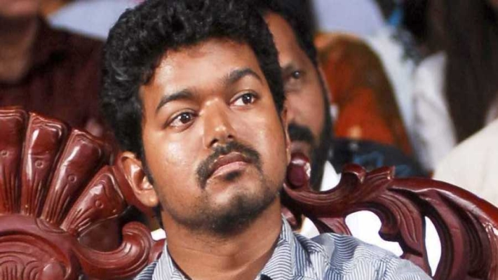 actor vijay gave money for strom relief fund