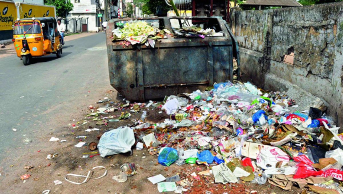 Pune women thrown 3 lakhs worth gold pack in to garbage