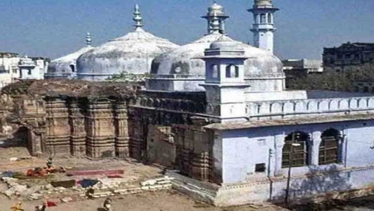 gyanvapi-mosque-case-should-be-conducted-by-senior-judg