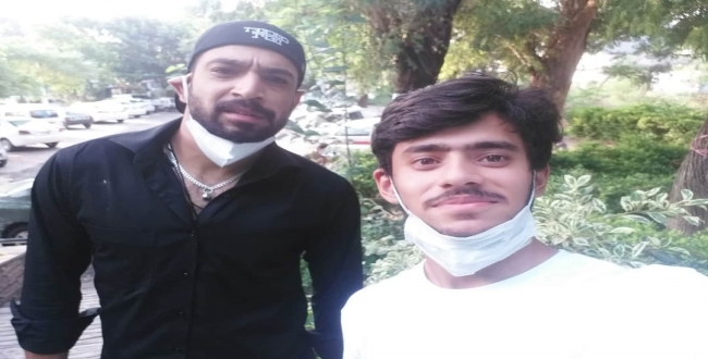 paksitan-cricketer-fan-takes-selfie-not-aware-of-covid