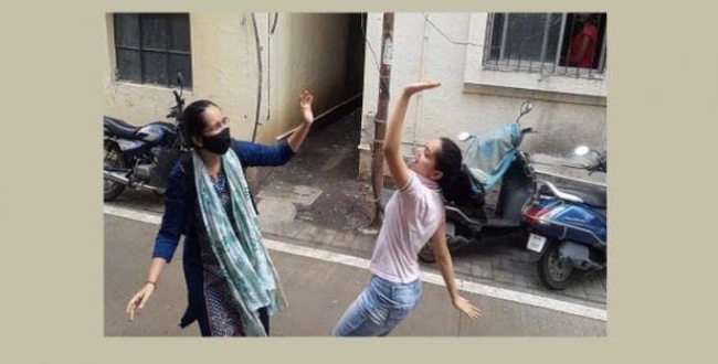girl-dance-in-street-to-welcome-her-sister-from-hospita