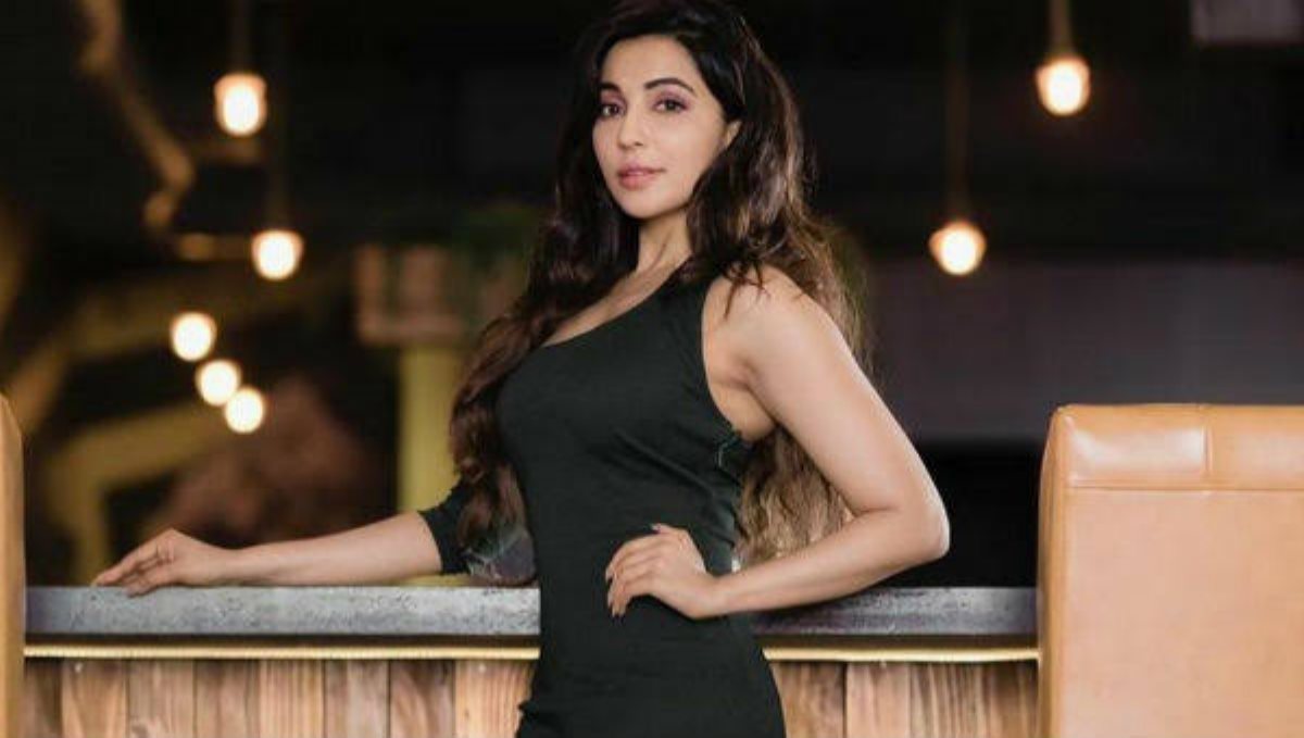 actress-parvati-nair-latest-photo-UK5VB4