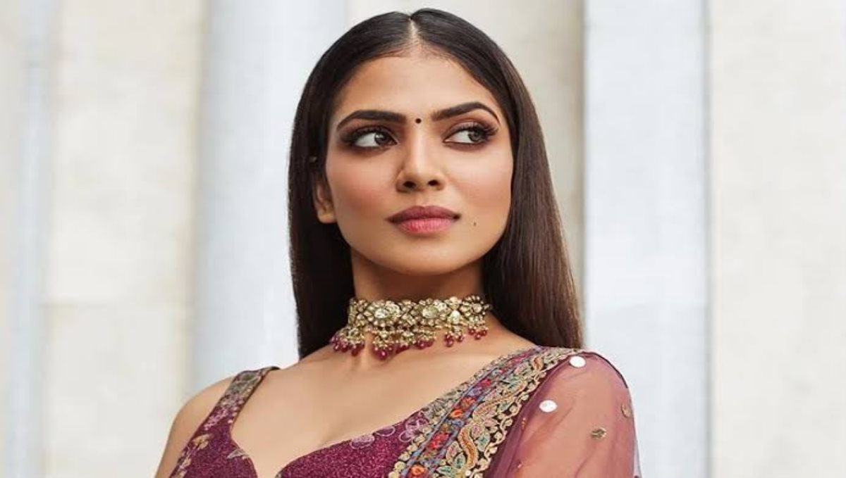 malavika-mohanan-answer-about-posting-glamour-photos